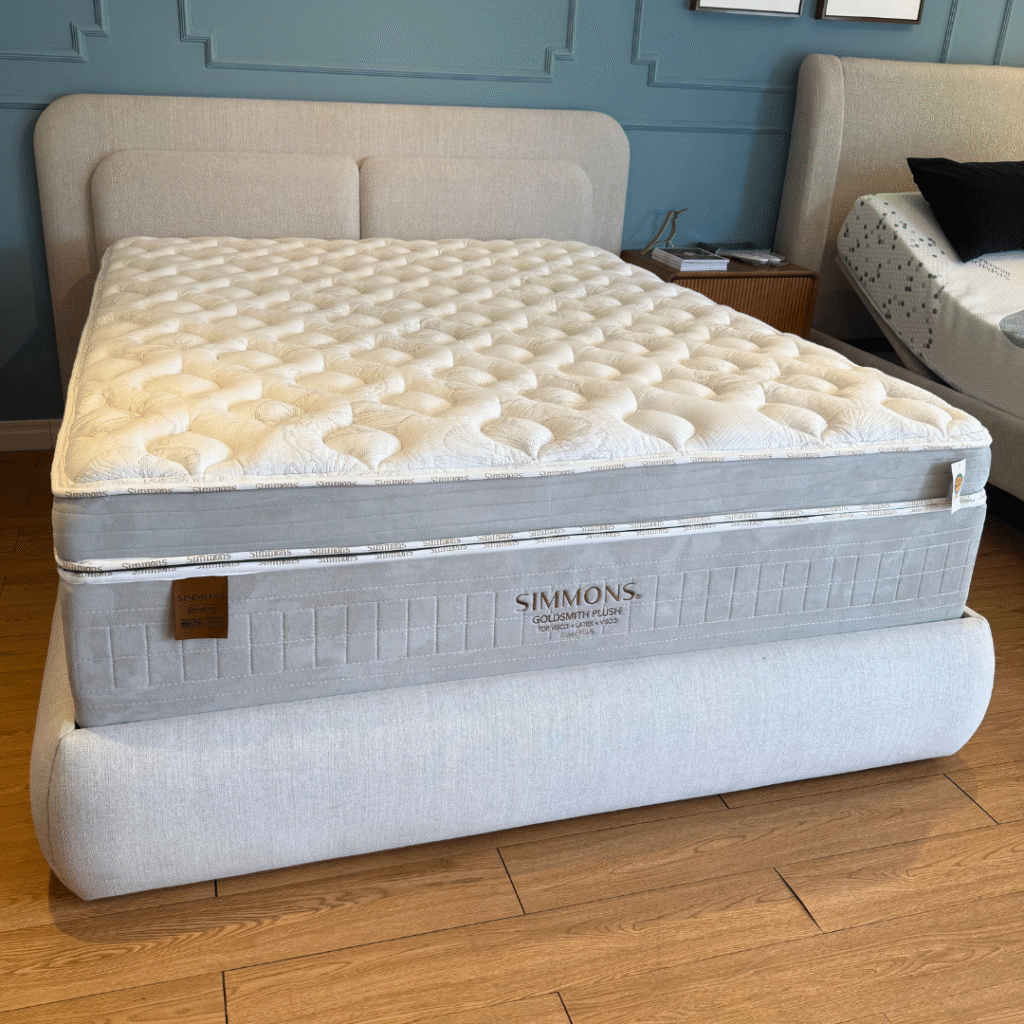 Colchão Simmons em ambiente de showroom, com acabamento e detalhes do produto em evidência