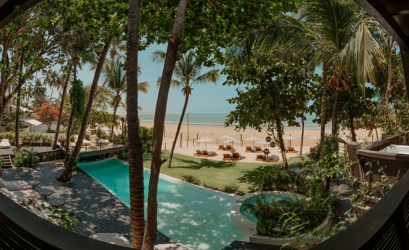 Vista da piscina e do jardim do Vila Torém para a praia em Icaraí de Amontada